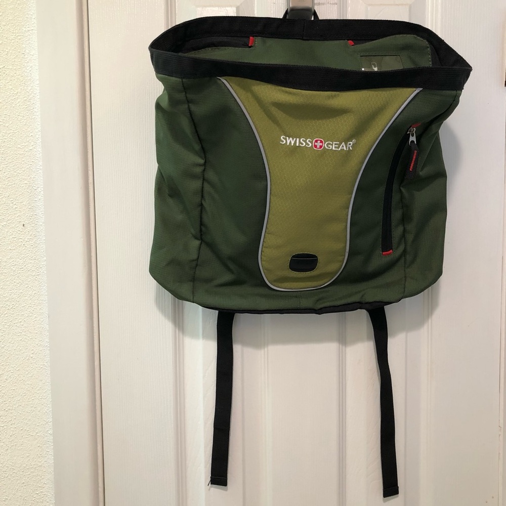 Swiss Gear Urban Trekker Backpack Zippered Closure Top Padded Adjustable Straps